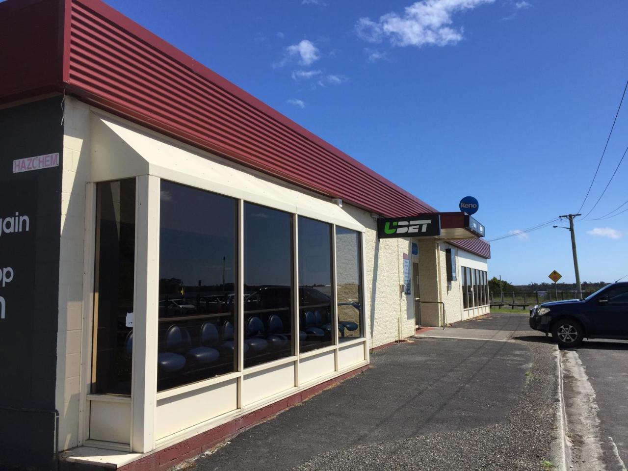 Regatta Point Tavern & Holiday Villas Strahan Exterior photo